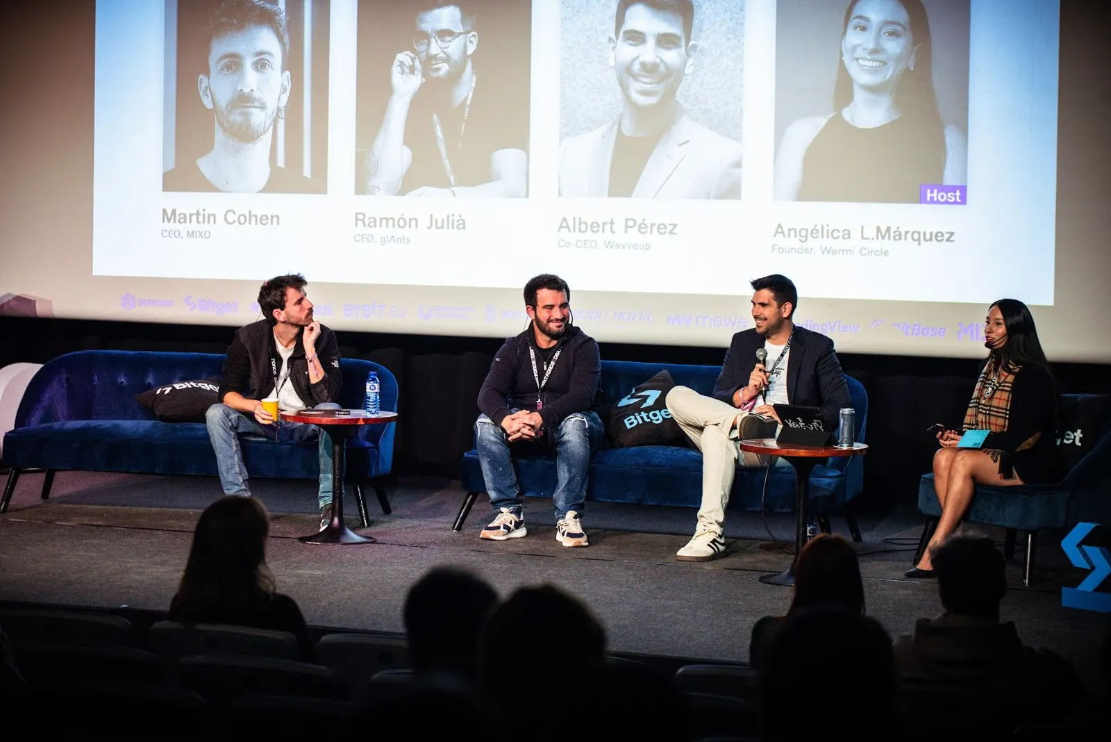 Panel de cuatro speakers en el escenario