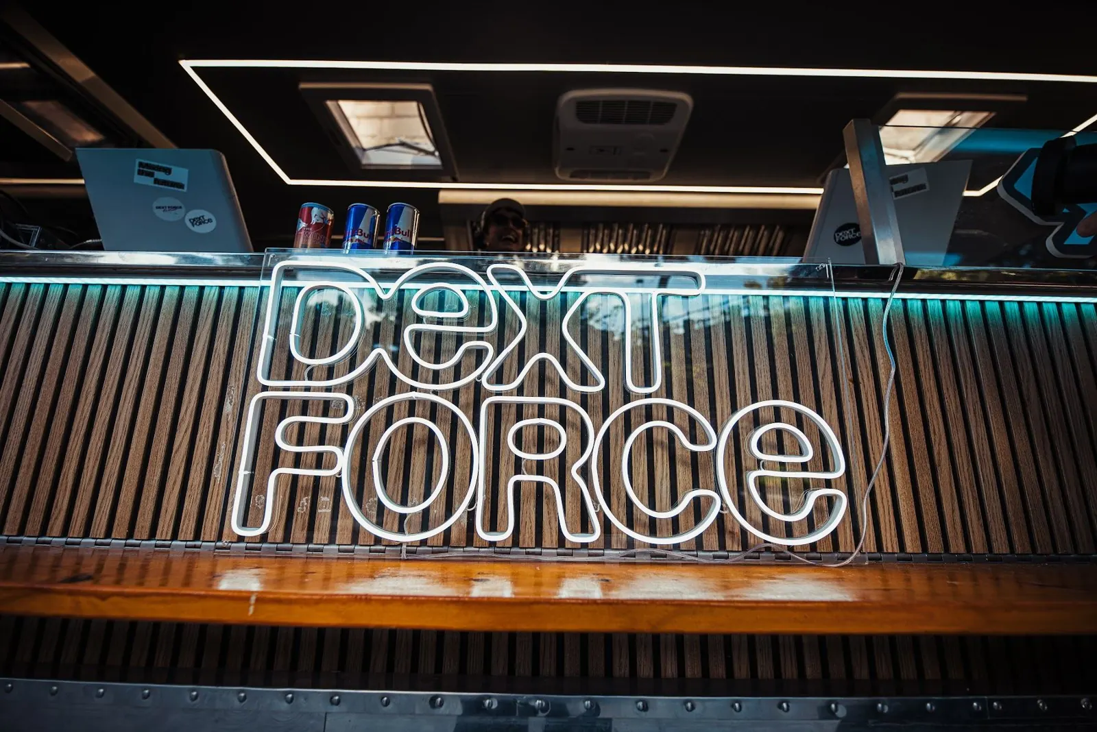Booth con el logo DEXT FORCE en neón