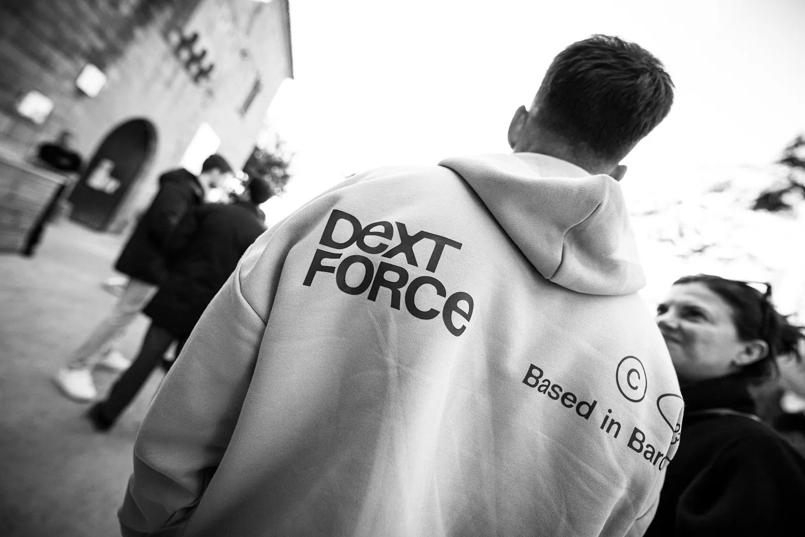 Asistente con sudadera de DEXT FORCE en el recinto